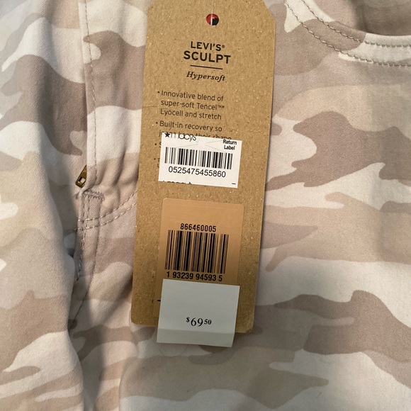 Women’s NWT Levi’s Camo jeans size 2 - Picture 3 of 4